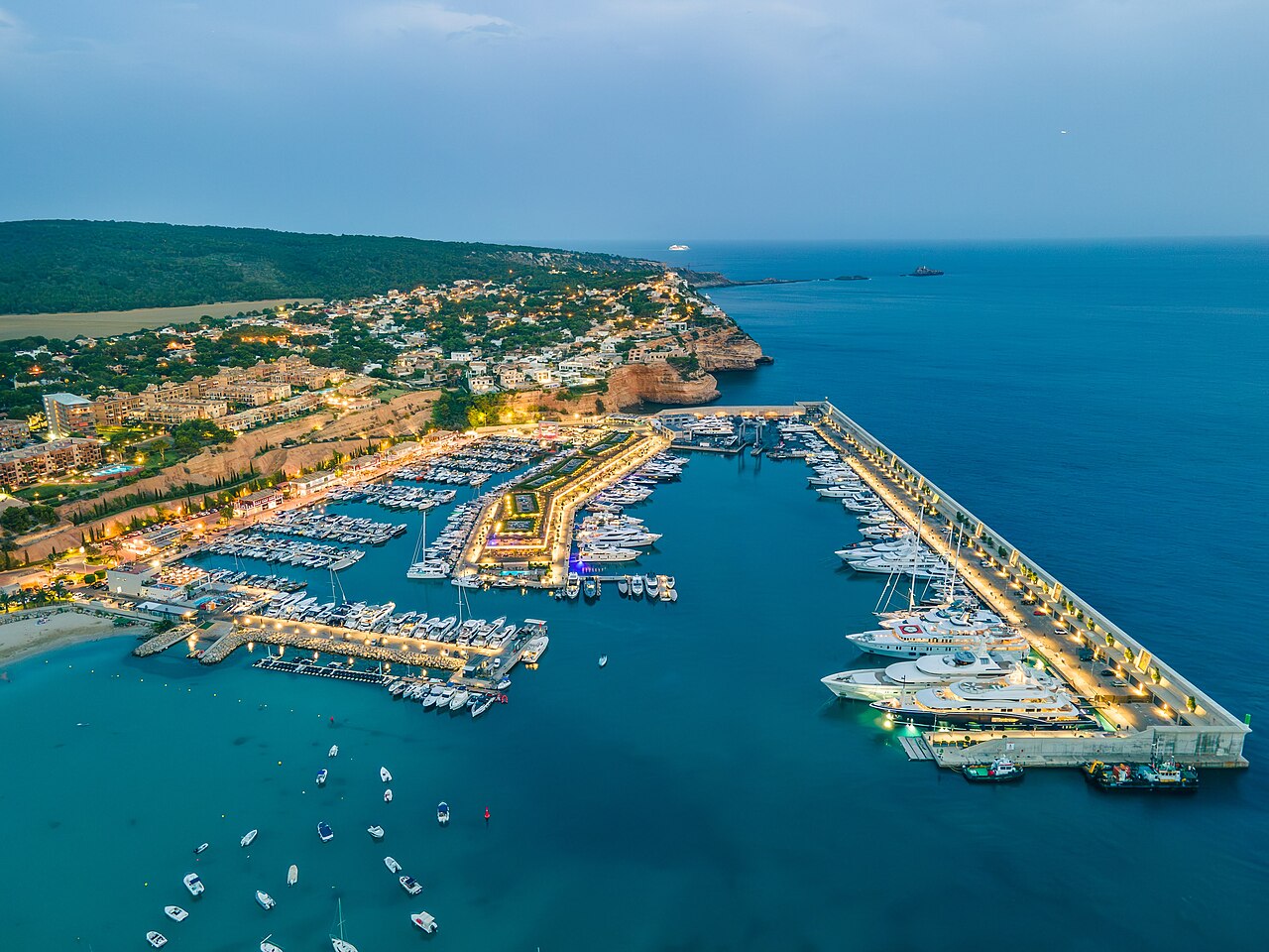 Port Adriano und die Küste von El Toro auf Mallorca im Abendlicht